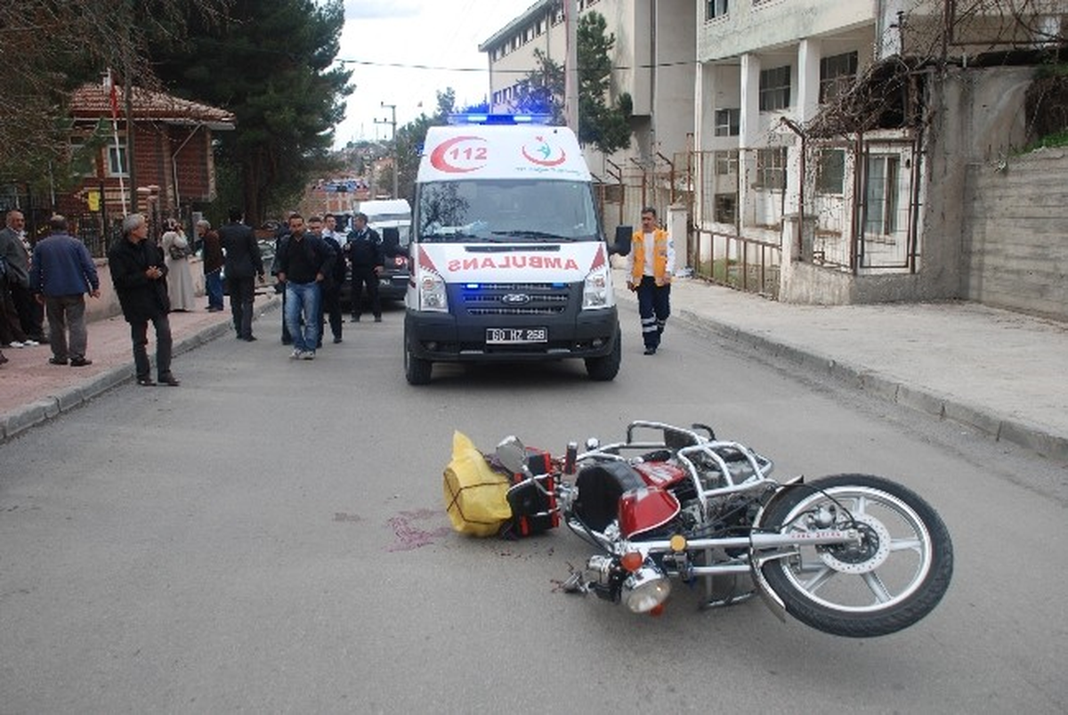 Motosiklet ile Otomobil Çarpıştı: 1 Yaralı
