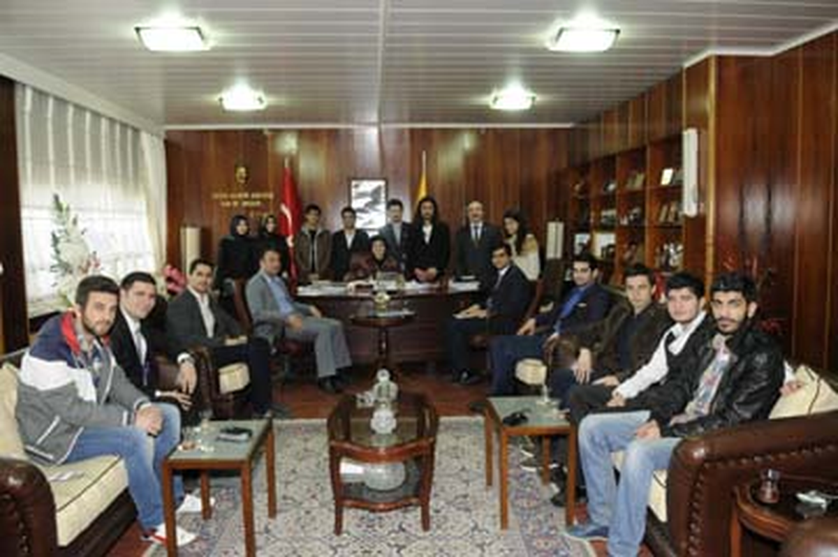 Öğrenci Konseyi Üyelerinden Rektör Saraç\'a Ziyaret