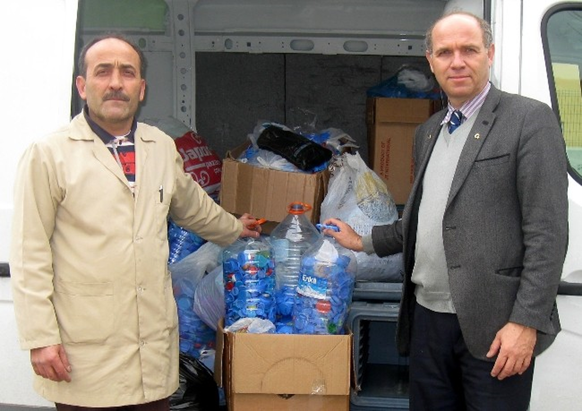 Örnek Muhtar Mavi Kapakları Teslim Etti