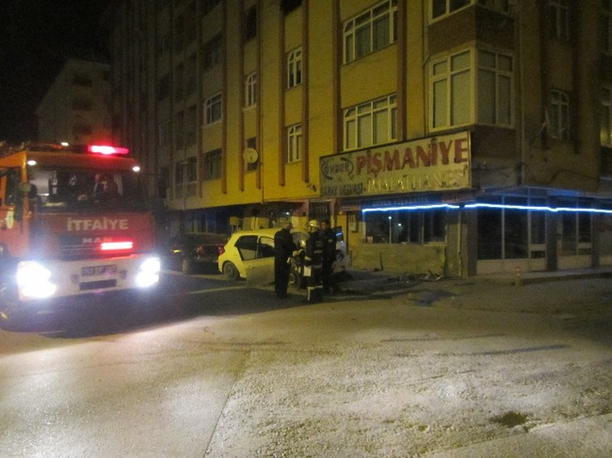Otomobil Duvara Çarptı: 1 Ölü, 1 Yaralı