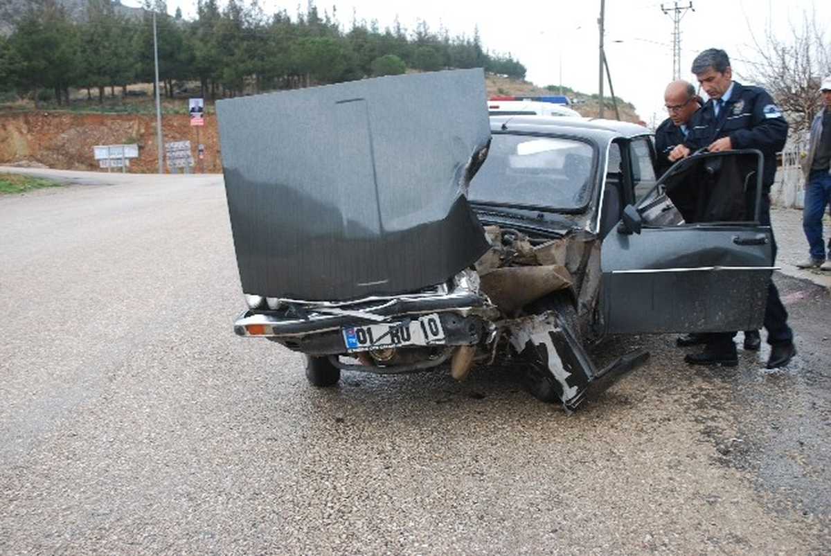 Kozan\'da Otomobil Elektrik Direğine Çaptı: 1 Yaralı