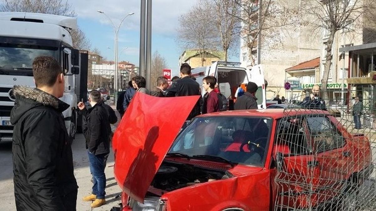 Otomobilin Çarptığı Adam Yaralandı