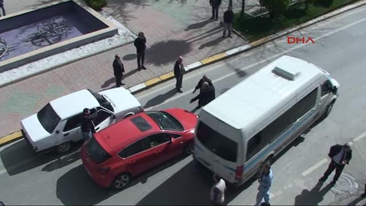 Otomobilinin Aynası Kırılınca Trafiğin Ortasında Çılgına Döndü