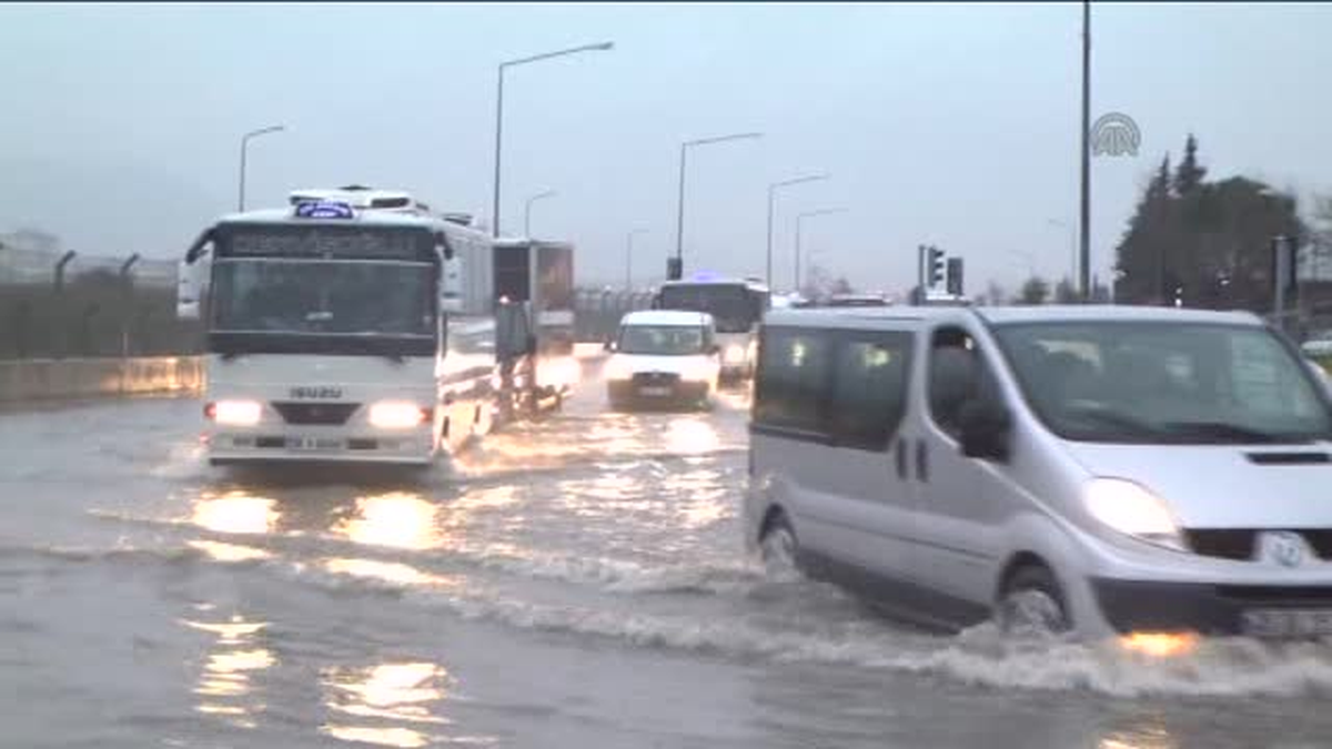 İzmir\'de Sağanak Etkili Oldu