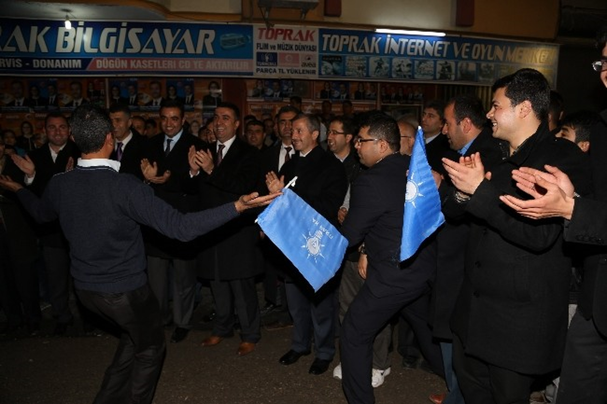 Şahinbey\'de Halaylar Eşliğinde Seçim Bürosu Açıldı