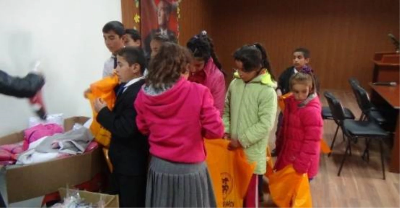 Ceylanpınar\'da 100 Öğrenciye Giyim ve Kırtasiye Yardımı