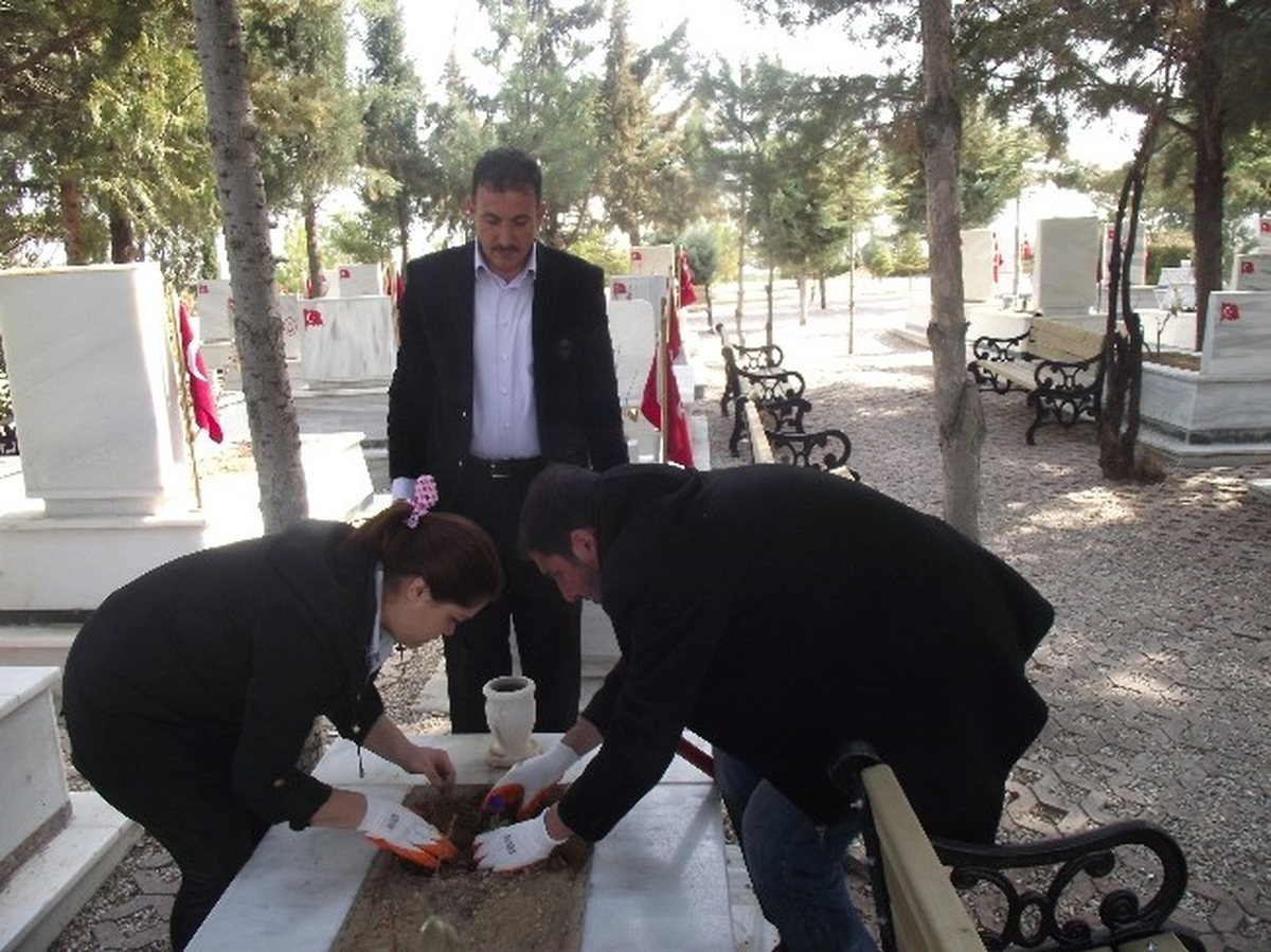 Şehitliğin Bakımı Battalgazi Myo Öğrencilerine Emanet
