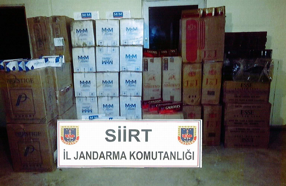 Siirt\'te Kaçak Sigara ve Esrar Ele Geçirildi