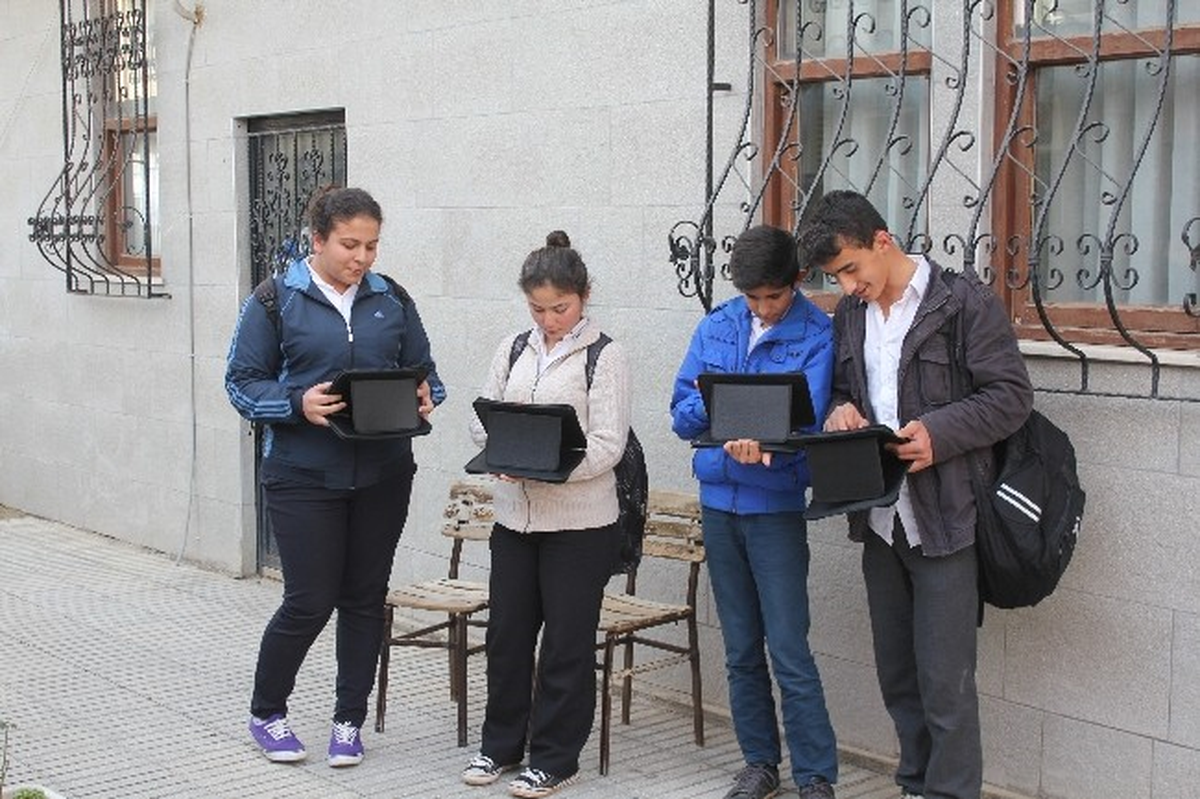 Tablet Dağıtılan Öğrenciler, İnternete Belediyede Giriyor