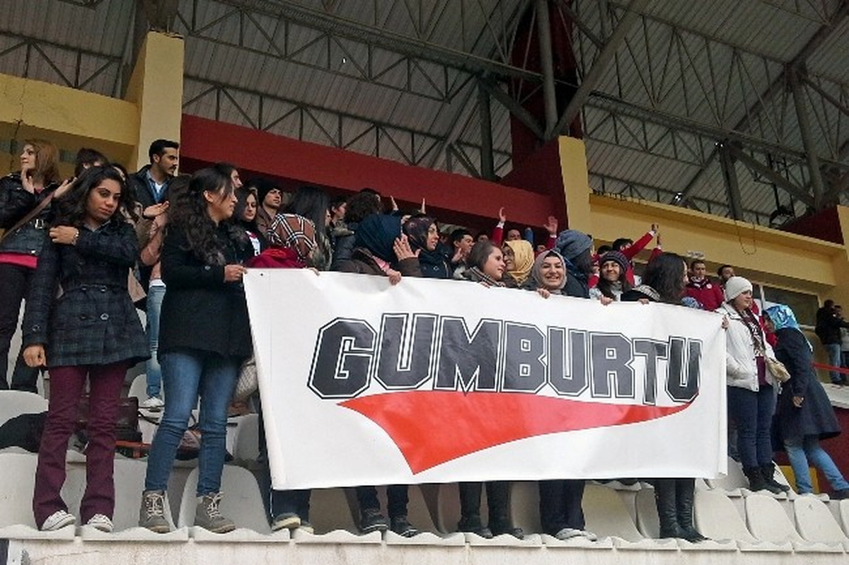 Üniversite Öğrencileri Gümbürtü ile Gümüşhanespor\'u Destekliyor