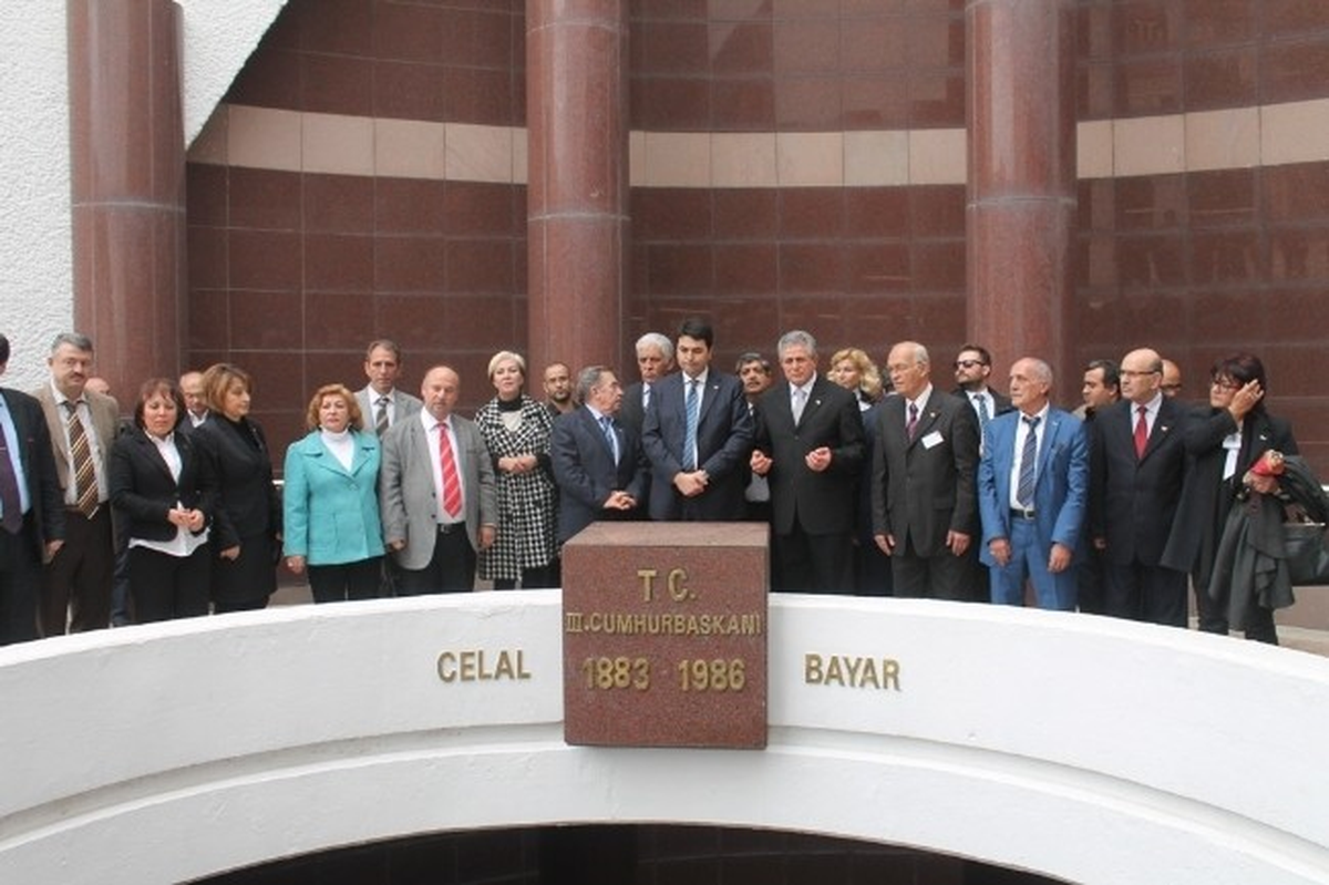 Uysal Bayar\'ın Mezarında