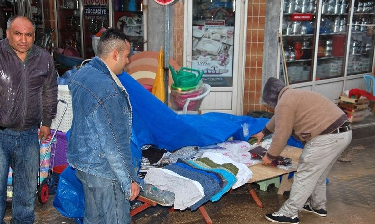 Yağmur Simav\'da Pazarcıları Hazırlıksız Yakaladı
