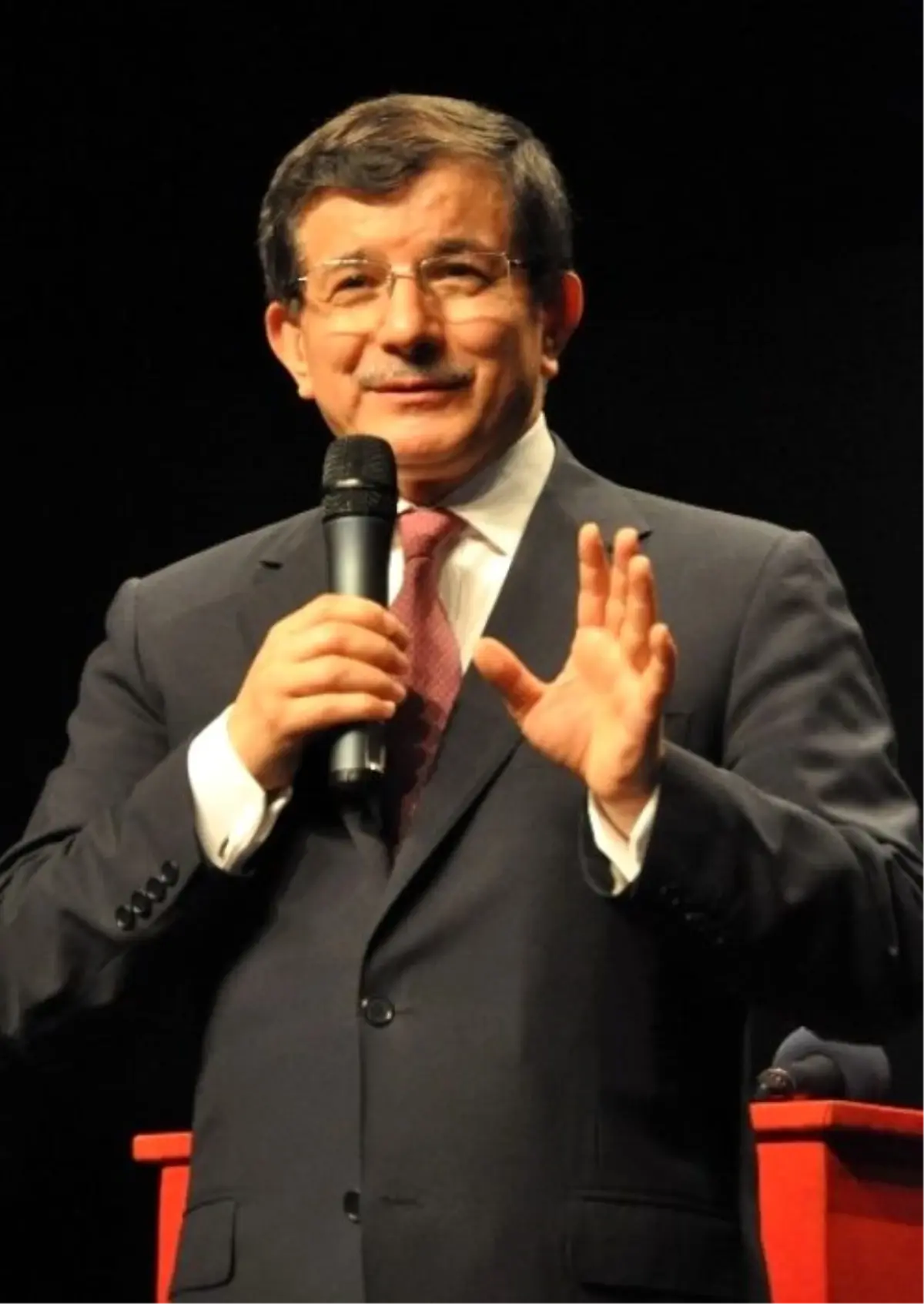 Davutoğlu, Yunus Emre Kültür Merkezi\'ni Ziyaret Etti