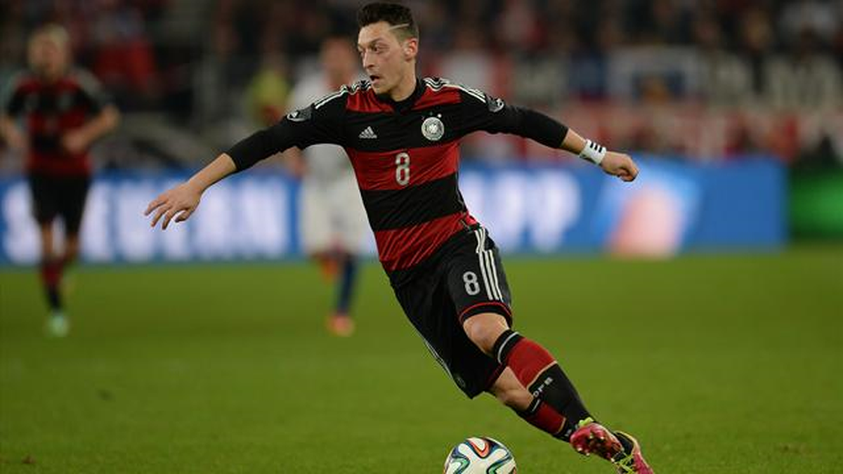 Almanya\'da Mesut Özil\'e Şok Protesto!