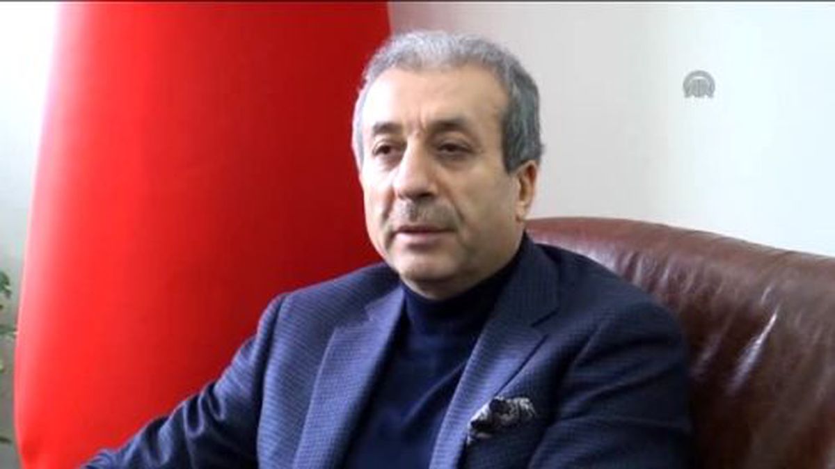 Eker: \'\'İstikrar dönemlerini askeri darbeler izler\'\' -