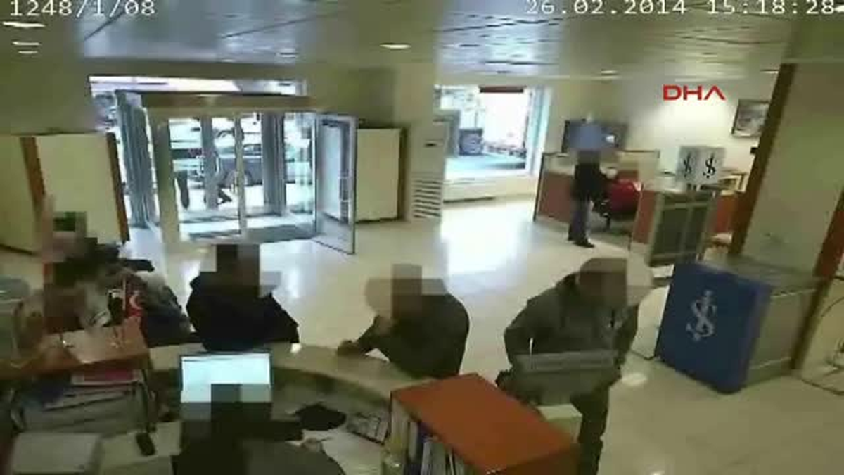 İş Adamı Otomobilinin Lastiği Patlatılarak Soyuldu, Kolombiya Uyruklu 1\'i Kadın 4 Kişi Yakalandı
