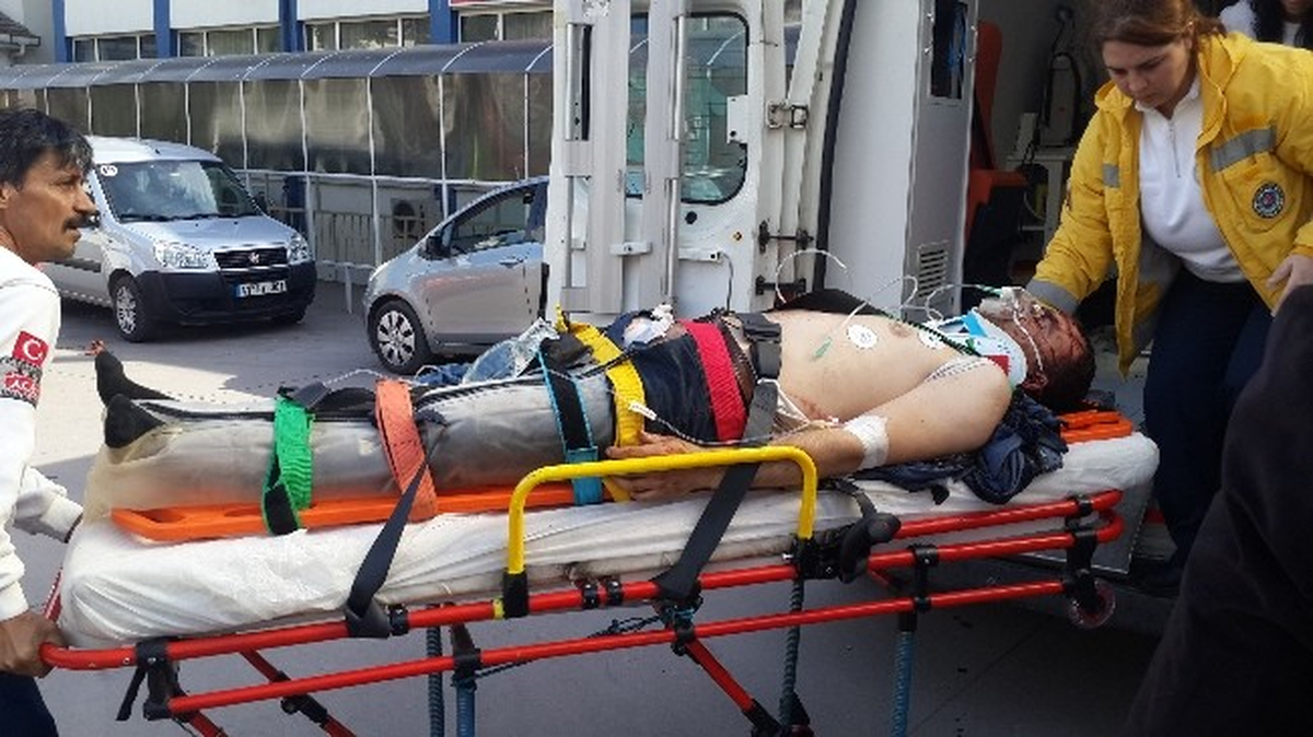 İş Makinesinin Altında Kaldı, Ağır Yaralandı