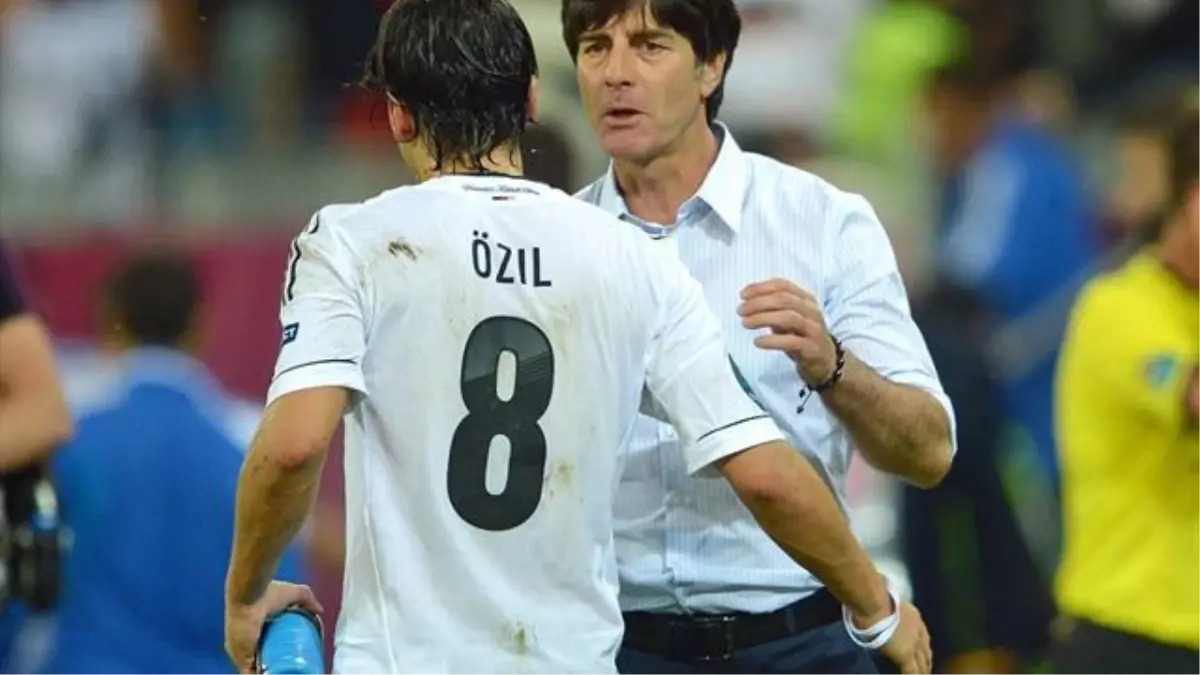 Löw\'den Mesut Özil\'e Destek!