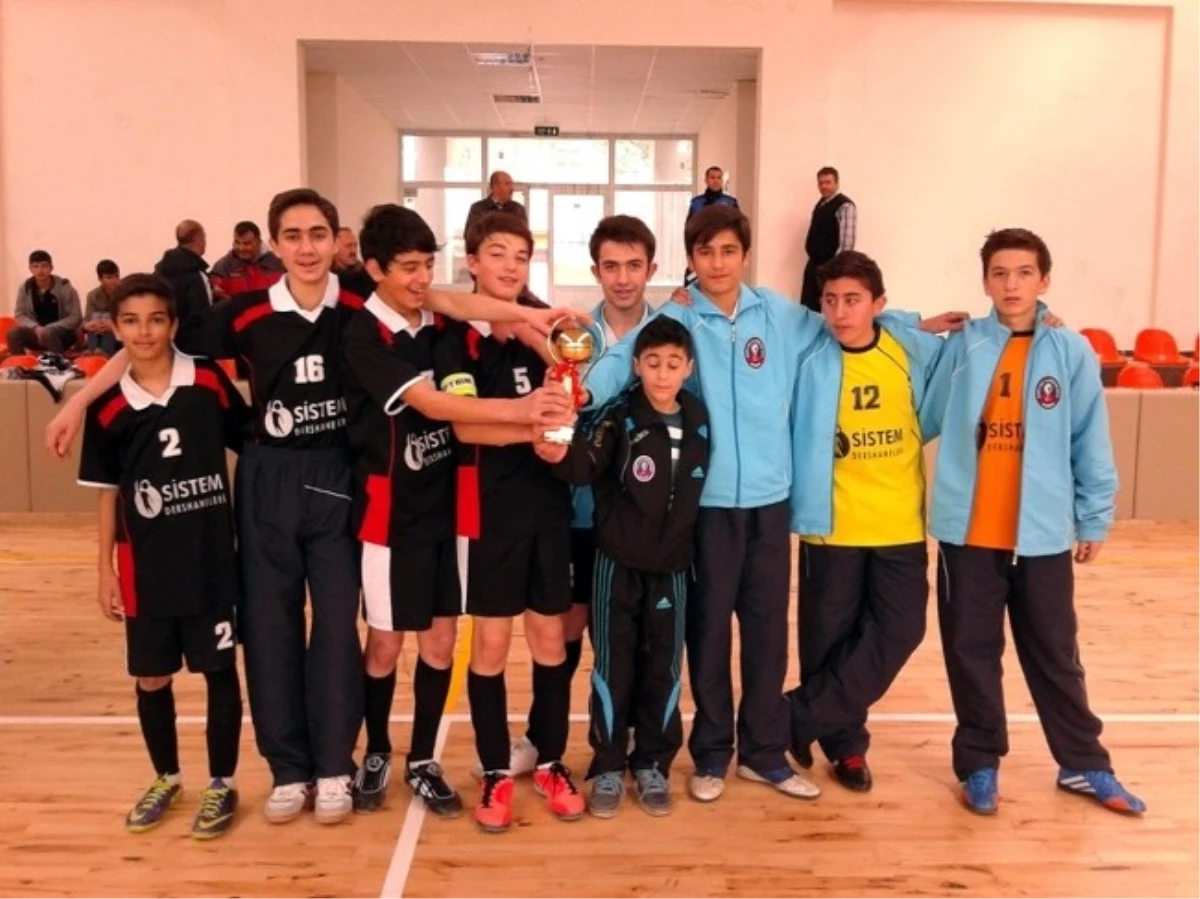 Mahmut Esat Ortaokulu Futsal Takımı Üçüncülükle Döndü