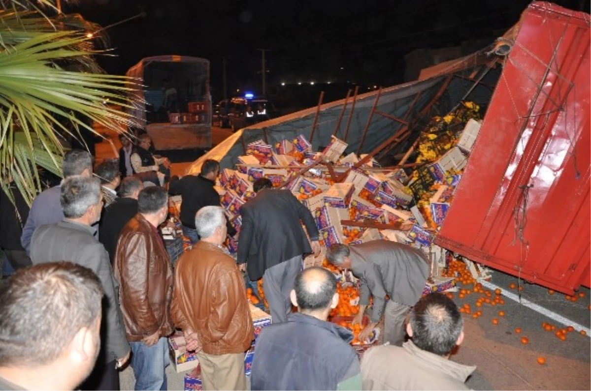 Mersin\'de Narenciye Yüklü Tır Yola Devrildi