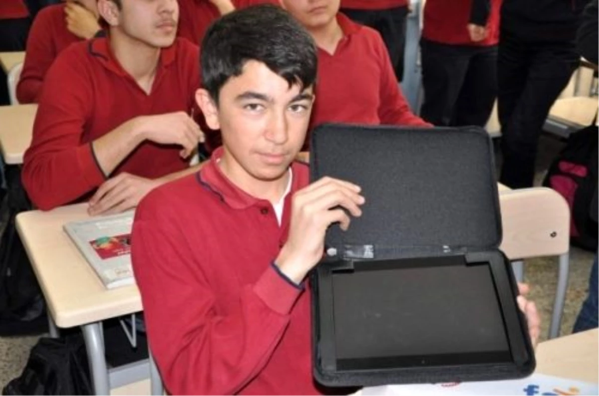 Öğrencilere Tablet Bilgisayar Dağıtıldı
