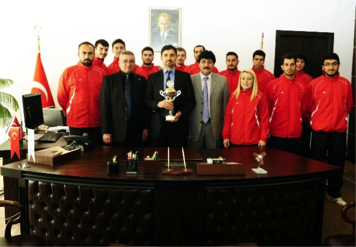 Rektör Vekili Erdil, Şampiyon Voleybolcuları Kutladı