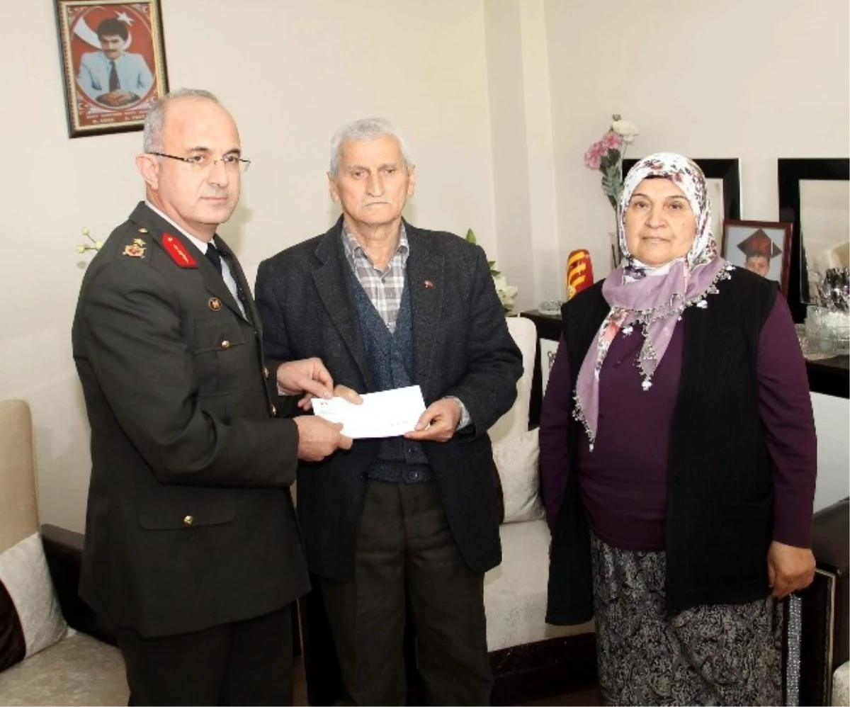 Tuğgeneral Karataş\'tan Şehit Ailesini Duygulandıran Ziyaret