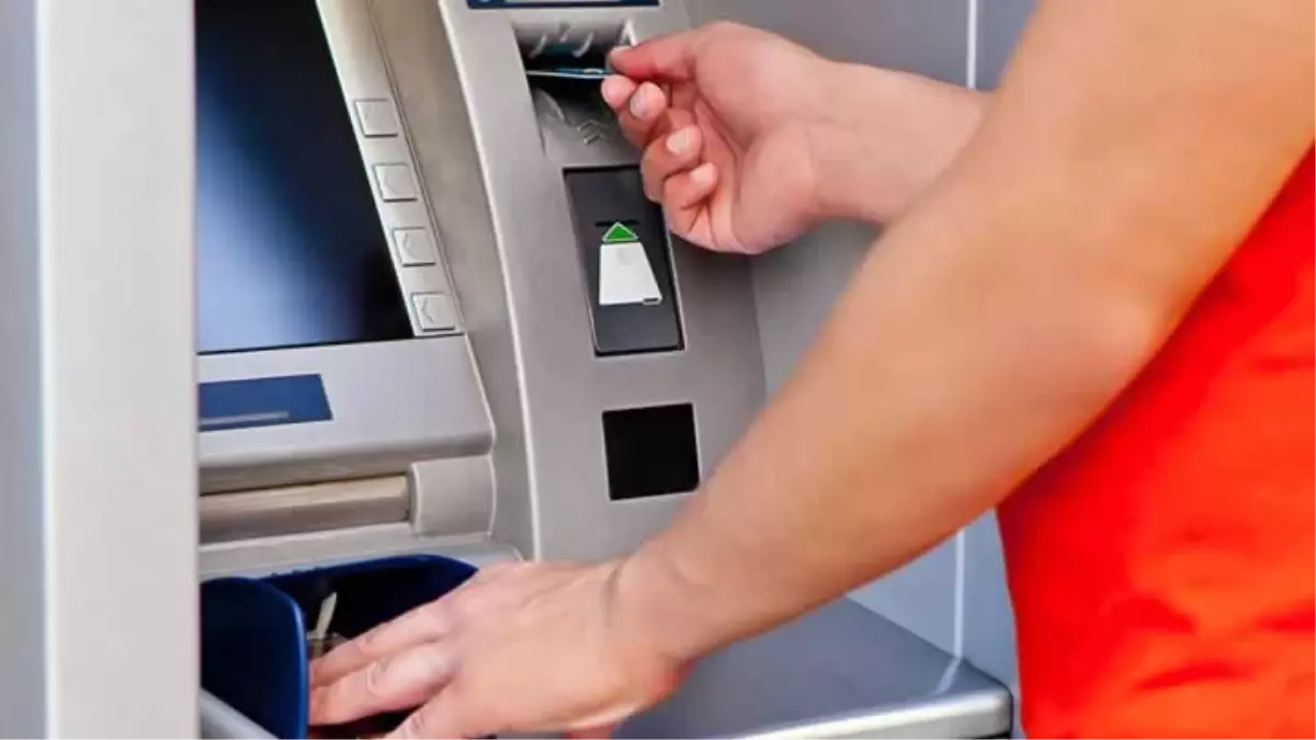 Uşak\'ta ATM\'den Para Çekemeyen Kişi Bankanın Camlarını Kırdı