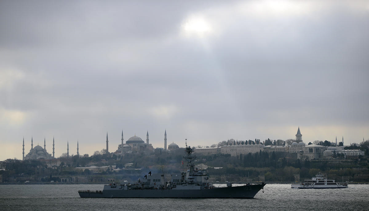 ABD Savaş Gemisi İstanbul Boğazı\'ndan Geçti