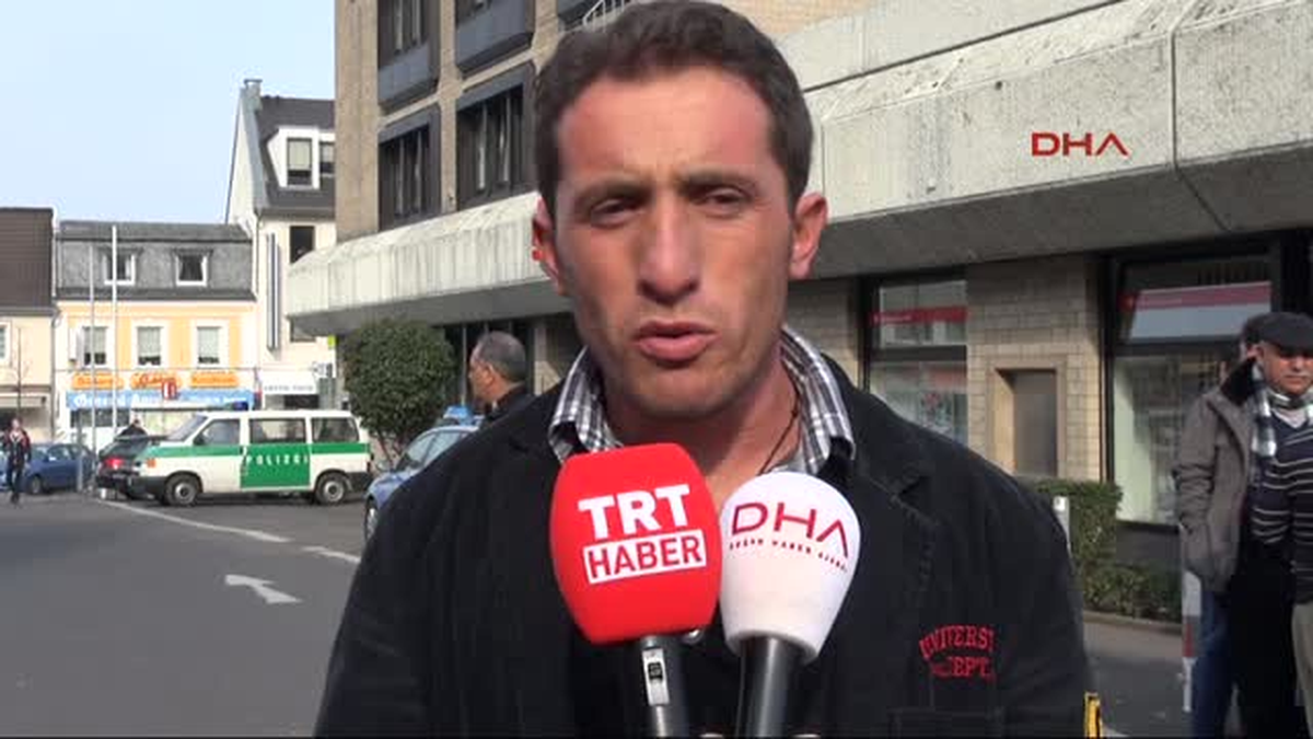 Almanya\'da Türkler Gençlik Dairesi\'ni Protesto Ettiler