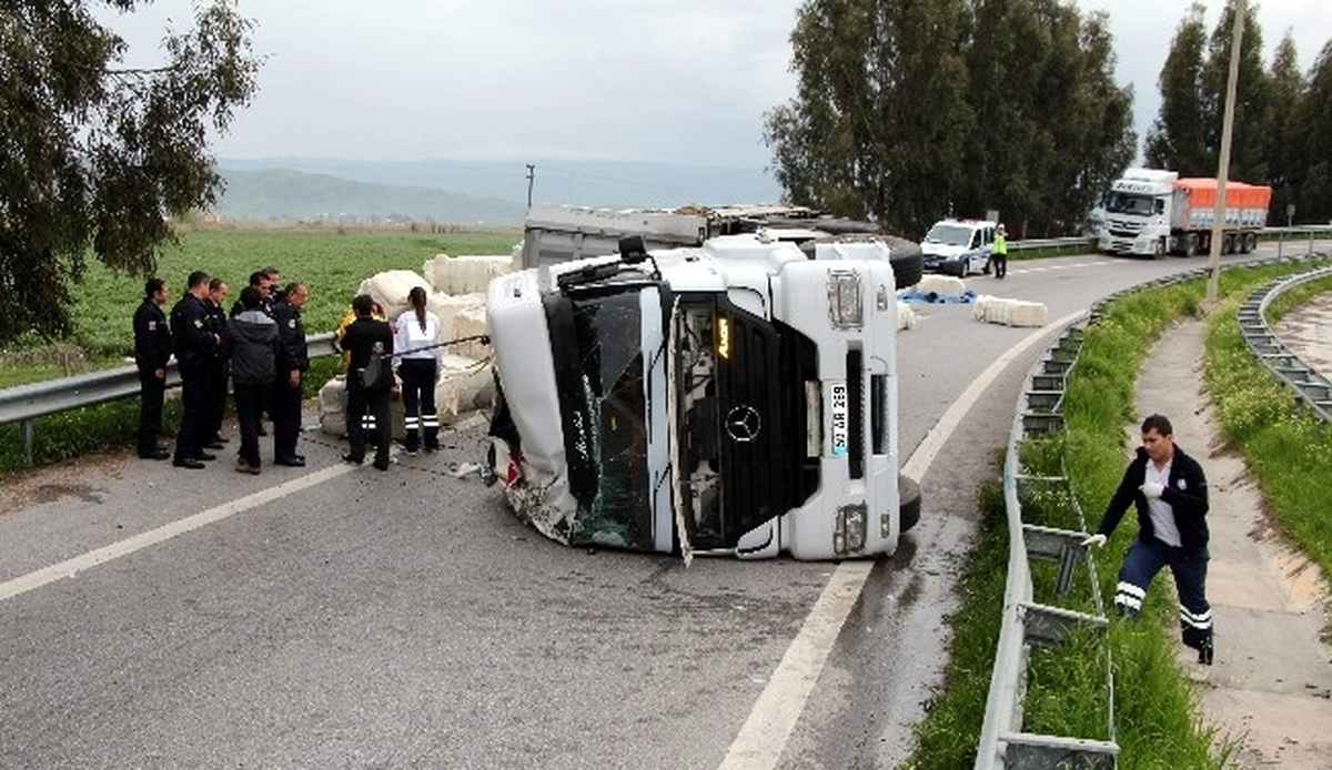 Aydın\'da Pamuk Yüklü Tır Devrildi Yol Trafiğe Kapandı