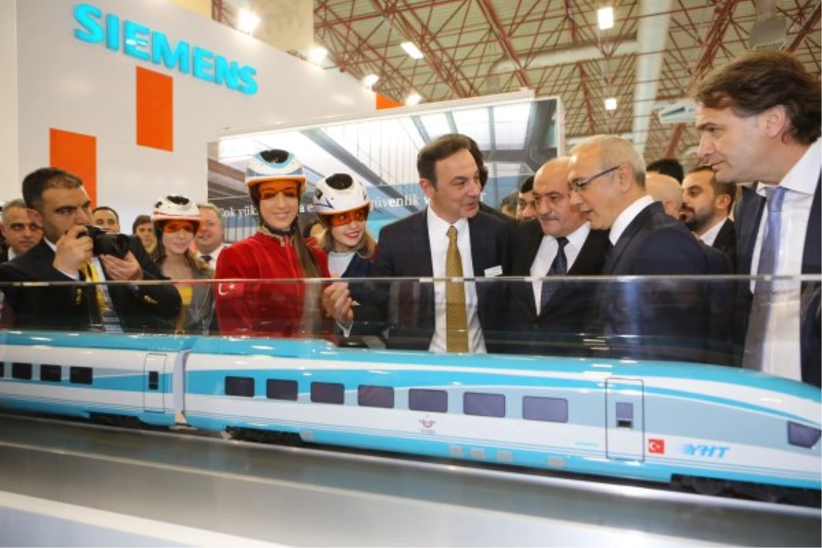 Bakan Elvan, Eurasia Rail 4\'te Siemens Standını Ziyaret Etti