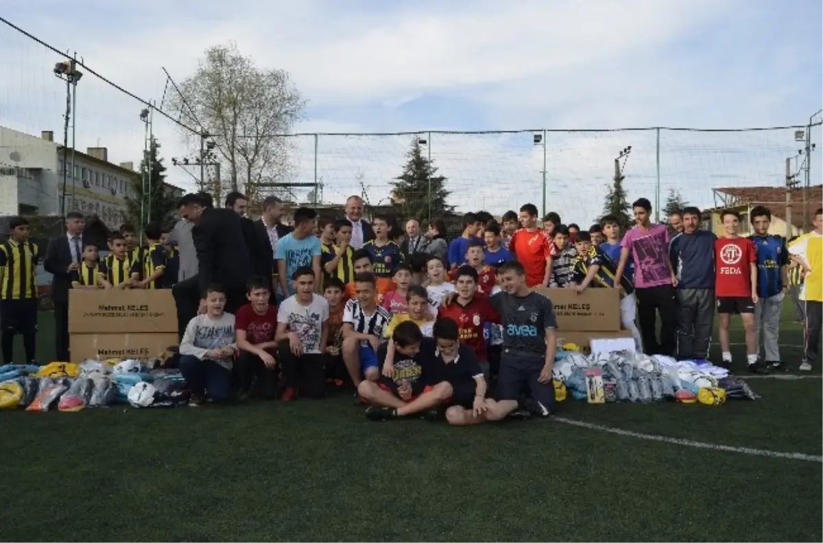 Başkan Adayı Keleş, Genç Sporculara Malzeme Dağıttı