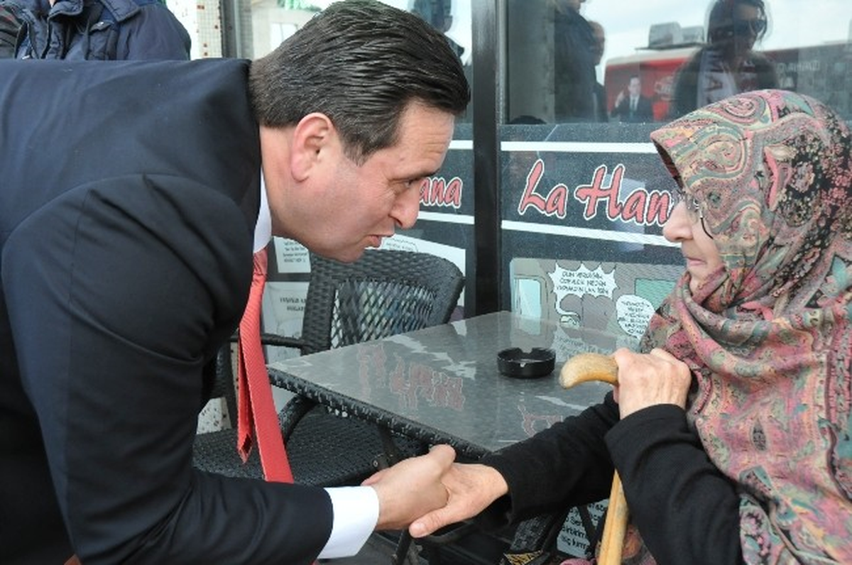 Başkan Adayı Okan Yanmaz, 8 Mart Kadınlar Gününü Kapı Kapı Dolaşarak Kutluyor