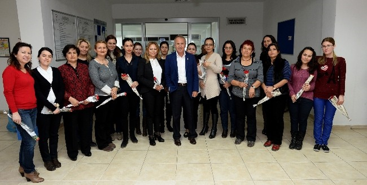 Başkan Evcilmen Kadın Personele Çiçek Dağıttı