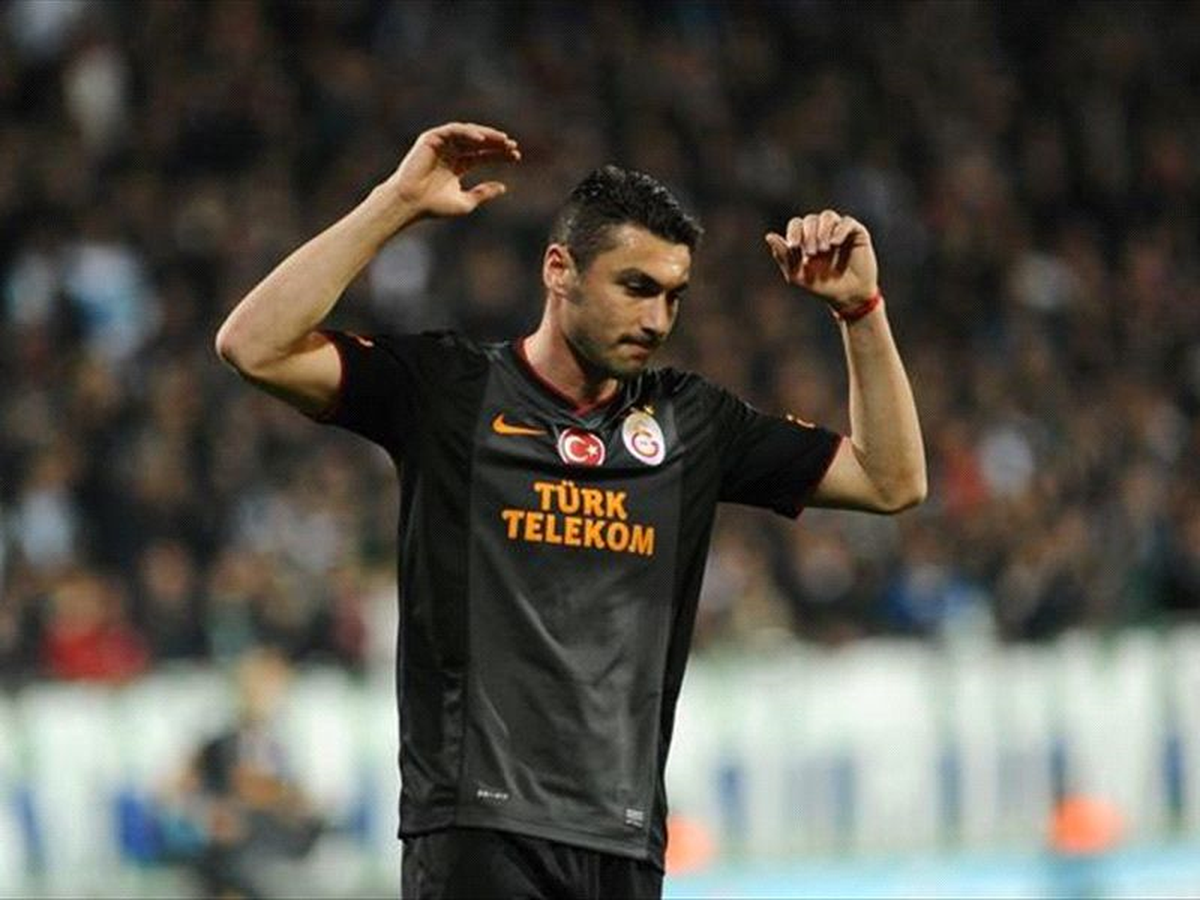 Burak Yılmaz\'a Yabancı Madde Atan...