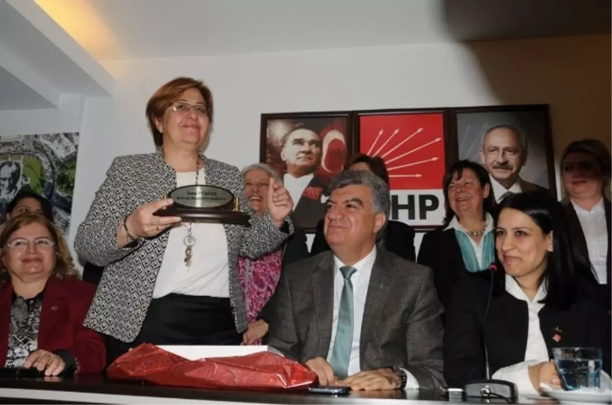 CHP Konak\'ın Yeni Bayan Başkanından Bayan Aday Pekdaş\'a Anlamlı Hediye