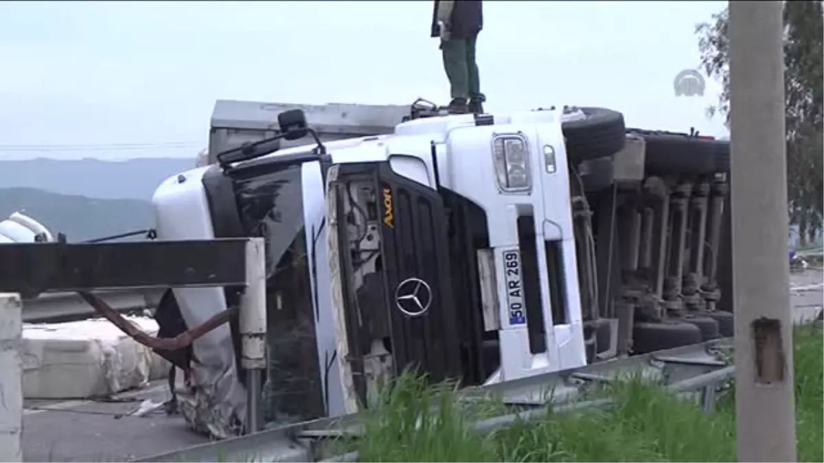 Devrilen tır, otoban çıkışını trafiğe kapattı -