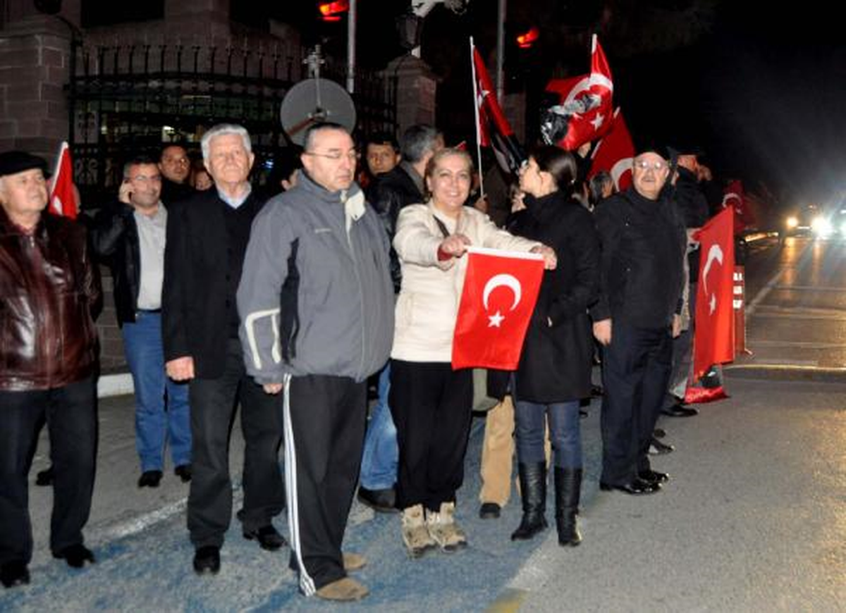 İlker Başbuğ Orduevinde Bayraklarla Karşılandı