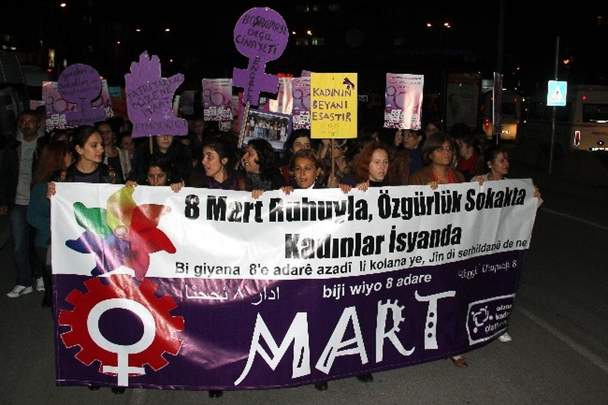 Kadınların \'8 Mart\' Yürüyüşünde Kondom Dağıtıldı