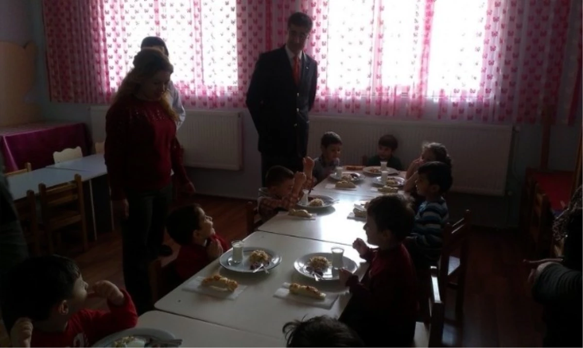 Kaymakam Özbek\'ten Minik Öğrencilere Ziyaret