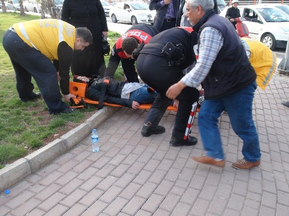 Kırmızı Işıkta Geçen Otomobil Yayaya Çarptı: 1 Yaralı