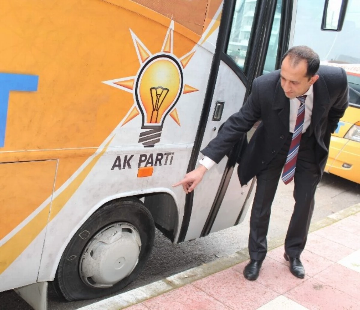 Manisa\'da AK Parti Reklam Afişleri Söküldü