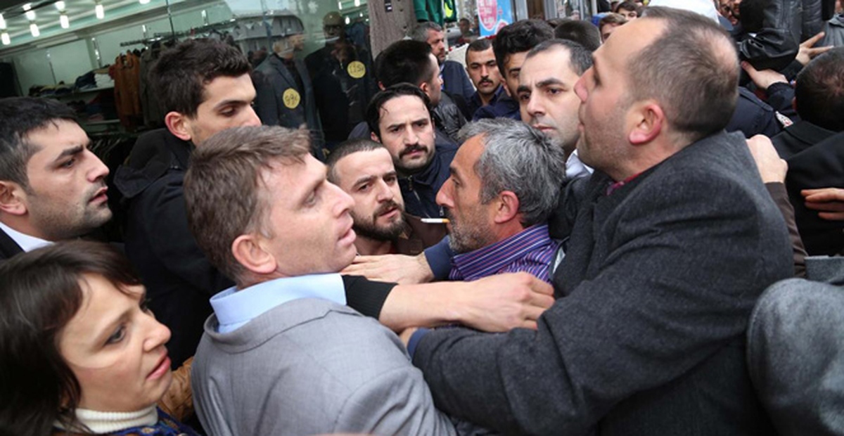 MHP\'li Vural\'ın Rize Gezisinde \'Akıl Hastası\' Gerginliği