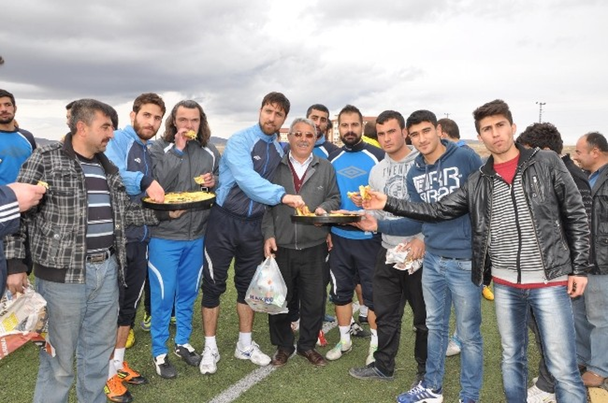Muhtar Adayından Sorgun Belediyespor\'a Börekli Destek