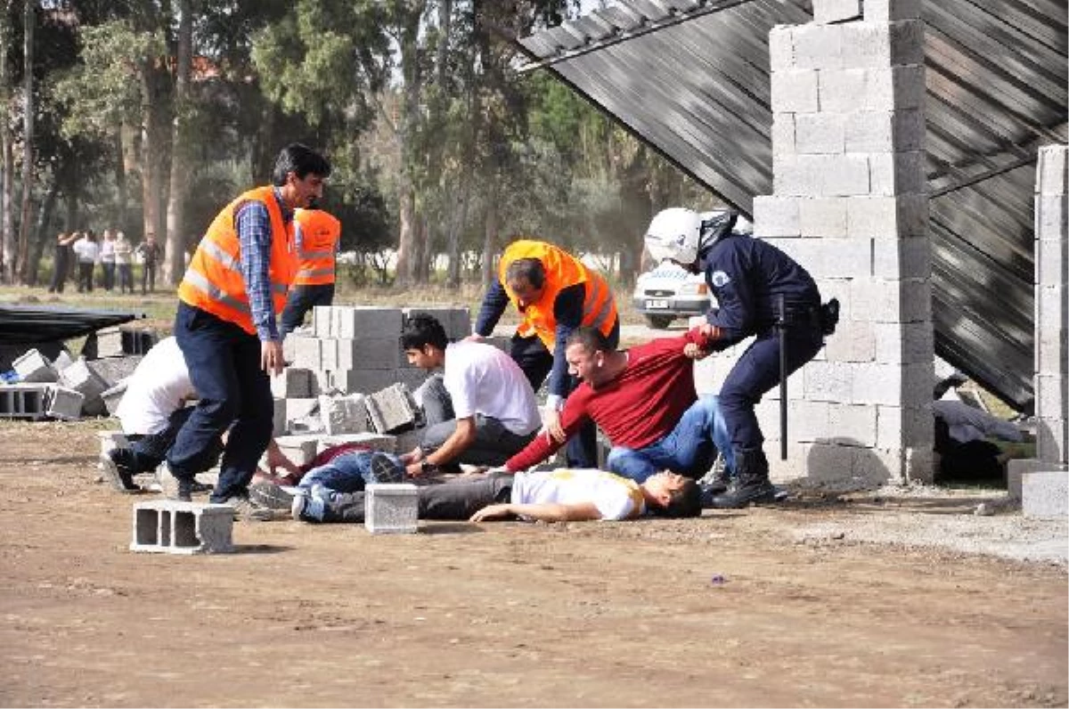 Osmaniye\'deki Deprem Tatbikatı Gerçeğini Aratmadı