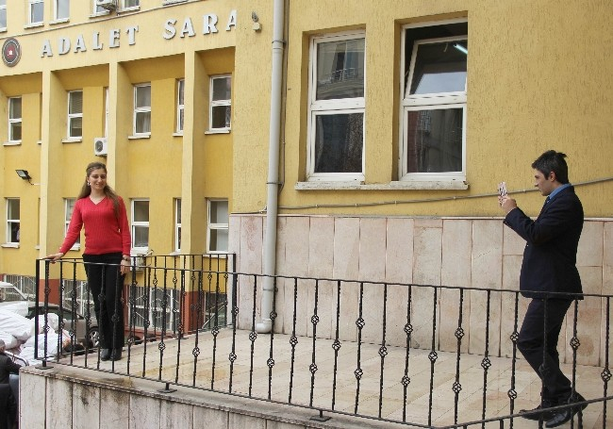Taşınan Adliye Binası Önünde Hatıra Fotoğrafı