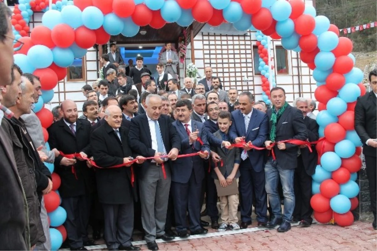 Trabzonsporlu Futbolcular Okul Açılışına Katıldı
