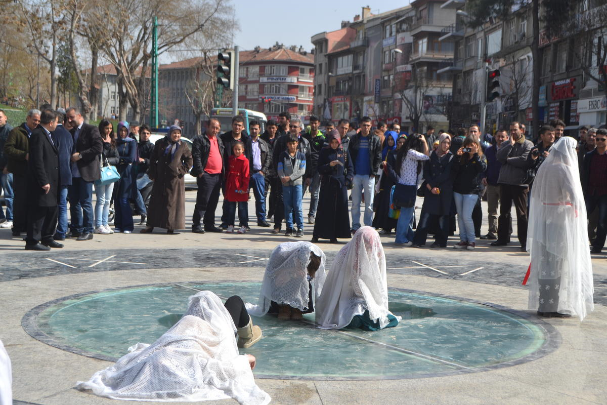 Konya\'da Kadınlardan Sokak Tiyatrosu