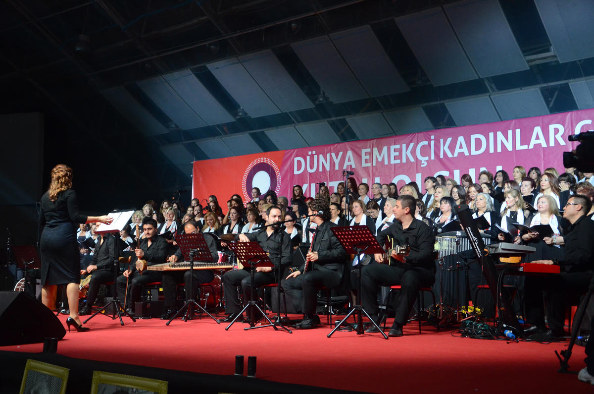 Antalya\'da Kadınlar Farklı Dillerde Konser Verdi